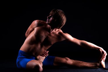 Genç adam yoga yapan