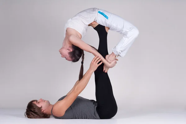 Unga friska par i yoga position, Man och kvinna — Stockfoto