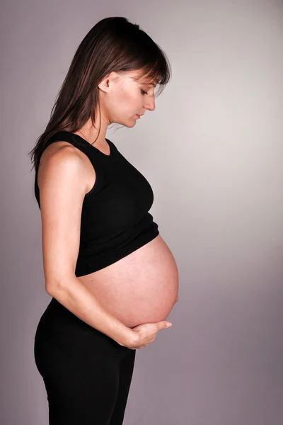 Schwangere im Studio — Stockfoto