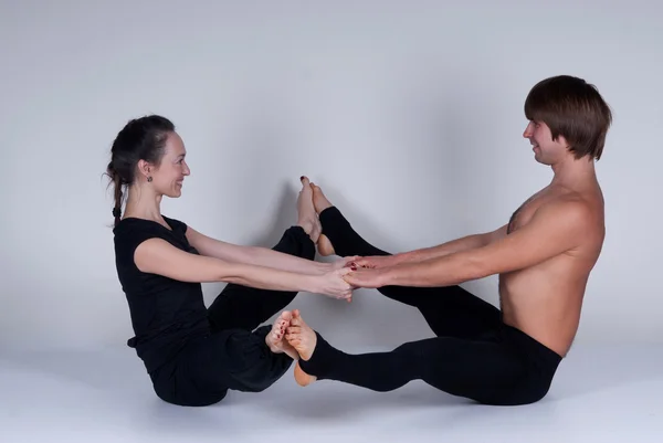 Unga friska par i yoga position, Man och kvinna — Stockfoto