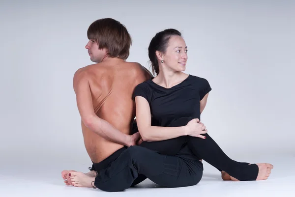 Yoga pozisyon, erkek ve kadın genç sağlıklı Çift — Stok fotoğraf