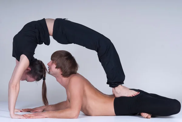 Unga friska par i yoga position, Man och kvinna — Stockfoto