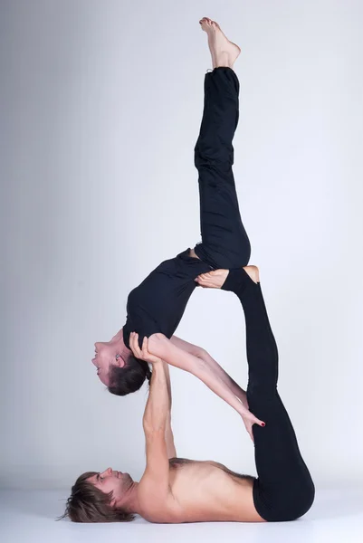 Unga friska par i yoga position, Man och kvinna — Stockfoto