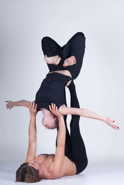 Unga friska par i yoga position, Man och kvinna — Stockfoto
