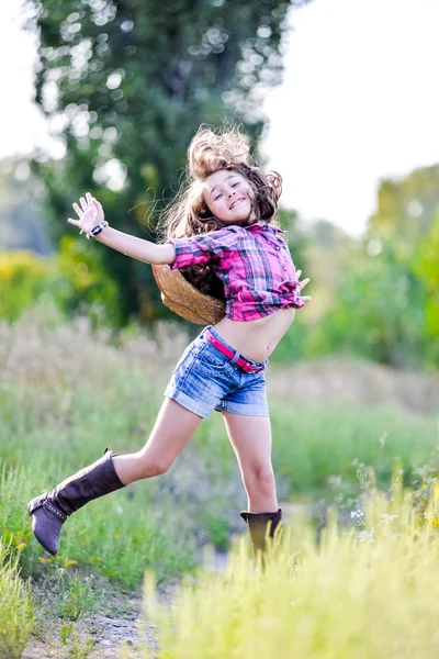 Niña saltó en un sombrero de vaquero — Foto de Stock