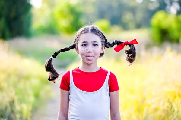 Chica con coletas imagina el verano en la naturaleza — Foto de Stock