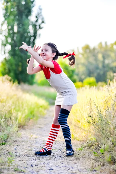 Chica con coletas imagina el verano en la naturaleza — Foto de Stock