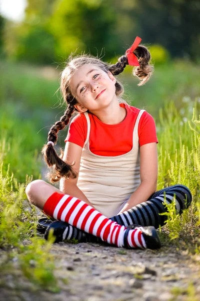 Chica con coletas imagina el verano en la naturaleza — Foto de Stock