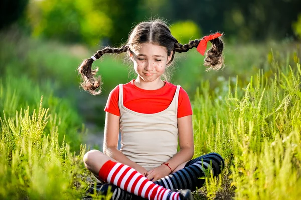 Девушка с косичками представляет лето на природе — стоковое фото