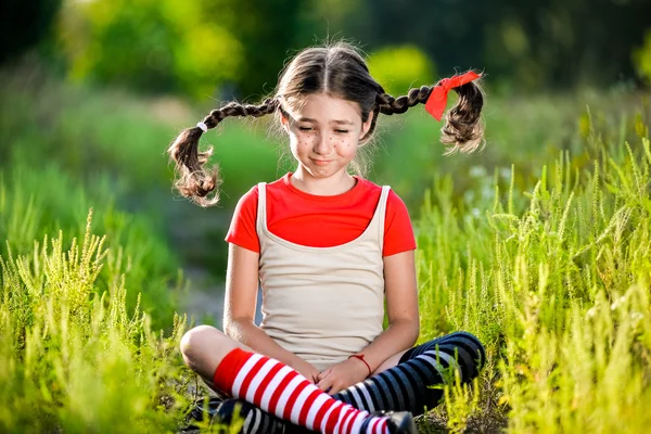 Chica con coletas imagina el verano en la naturaleza —  Fotos de Stock