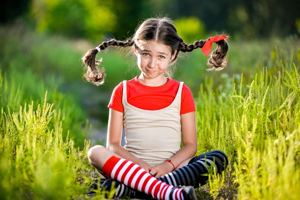 Chica con coletas imagina el verano en la naturaleza — Foto de Stock