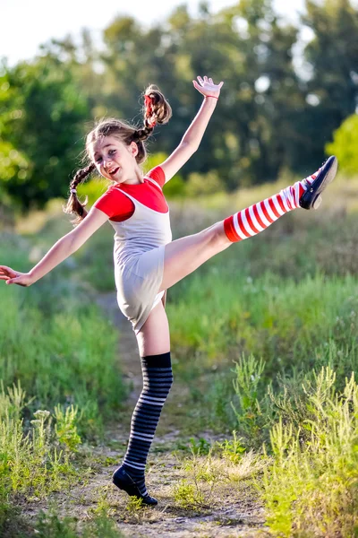 Flicka med flätor föreställer sig sommaren på natur — Stockfoto