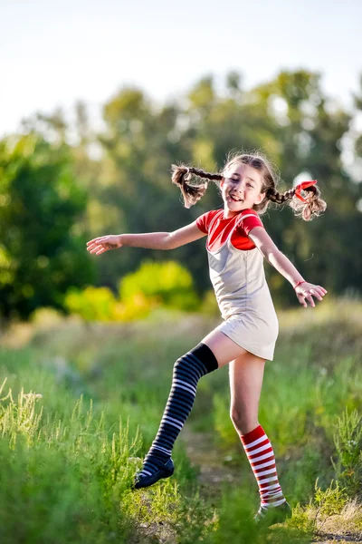 Mädchen mit Zöpfen stellt sich den Sommer in der Natur vor — Stockfoto