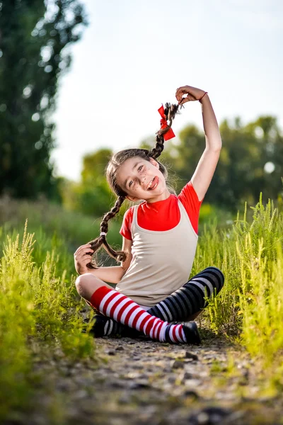 Chica con coletas imagina el verano en la naturaleza — Foto de Stock