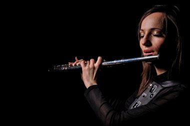flüt çalmaya bir genç kız