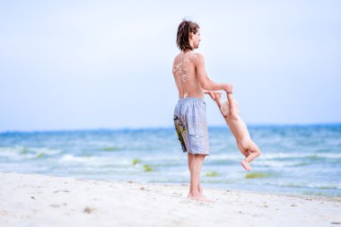 Baba ve oğul plaj gün anda oynamak. 