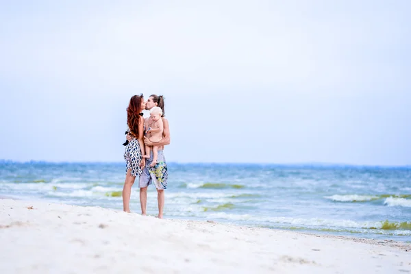 Familia feliz junto al mar — Foto de Stock