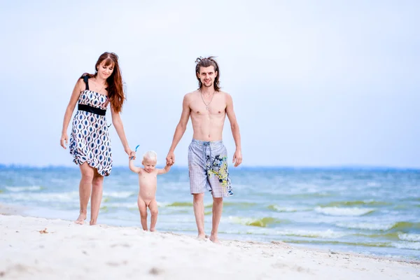 Familia feliz junto al mar — Foto de Stock