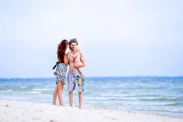 Familia feliz junto al mar — Foto de Stock