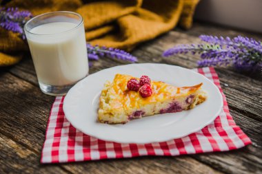 Ahududu süzme peynir ile lezzetli pasta