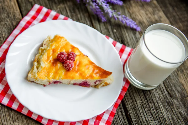 Ahududu süzme peynir ile lezzetli pasta — Stok fotoğraf