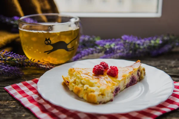 Torta deliciosa com queijo cottage com framboesa — Fotografia de Stock