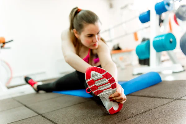 Όμορφη νεαρή κοπέλα κάνει ασκήσεις stretching — Φωτογραφία Αρχείου