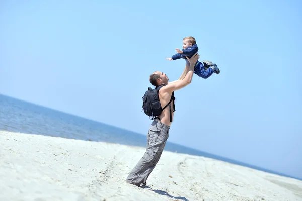 Padre vomitando a su hijo en la costa del mar en verano — Foto de Stock
