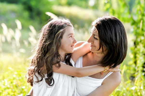 Mãe e filha abraçando — Fotografia de Stock