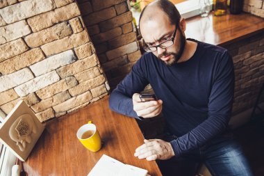 Jeans Cafe Bar cep telefonunda konuşuyor yakışıklı adam