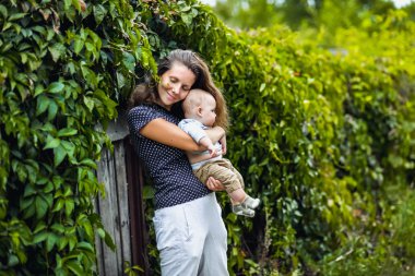 Anne kucaklayan ve küçük oğlu kisses 