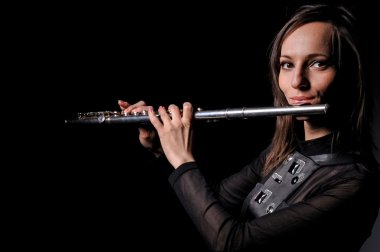 flüt çalmaya bir genç kız