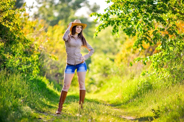 카우보이 모자에 젊은 아름 다운 소녀 — 스톡 사진