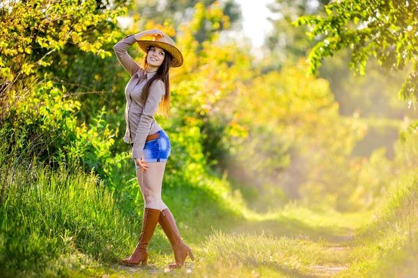 Молода красива дівчина в ковбойському капелюсі — стокове фото