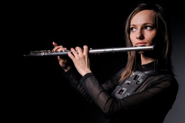 flüt çalmaya bir genç kız