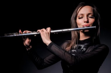 flüt çalmaya bir genç kız