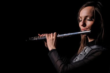 flüt çalmaya bir genç kız