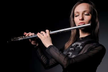 flüt çalmaya bir genç kız