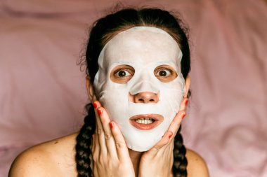 Gençleştirici maske sürpriz kız