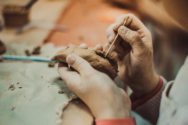 Дитячі руки скульптури глина — стокове фото