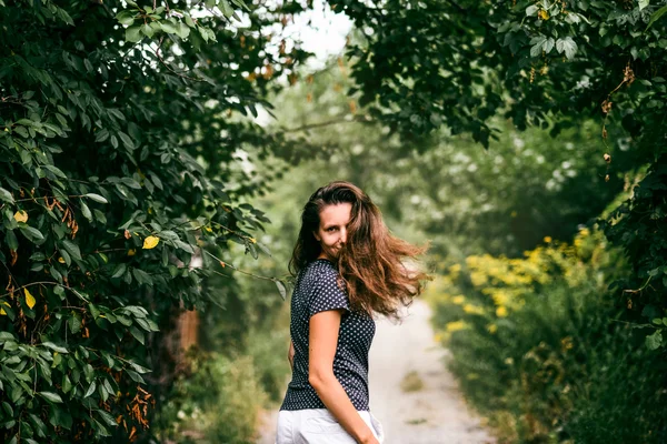 Genç güzel kız bahçede yürür — Stok fotoğraf