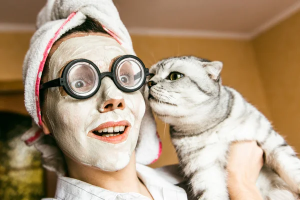 Смешная женщина косметическая маска и очки крупным планом — стоковое фото