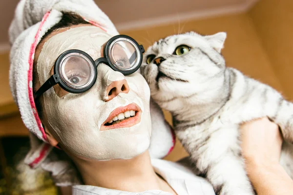 Mujer divertida máscara cosmética y gafas de primer plano — Foto de Stock