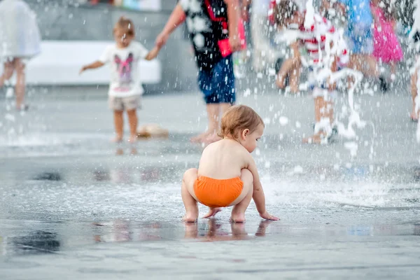 Bebê na fonte — Fotografia de Stock