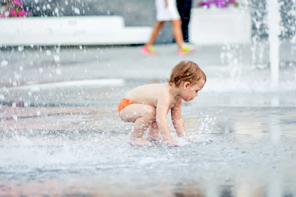 Bebê na fonte — Fotografia de Stock