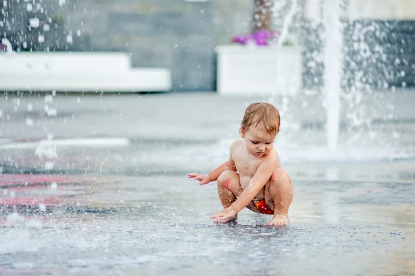 Baby i fontenen – stockfoto