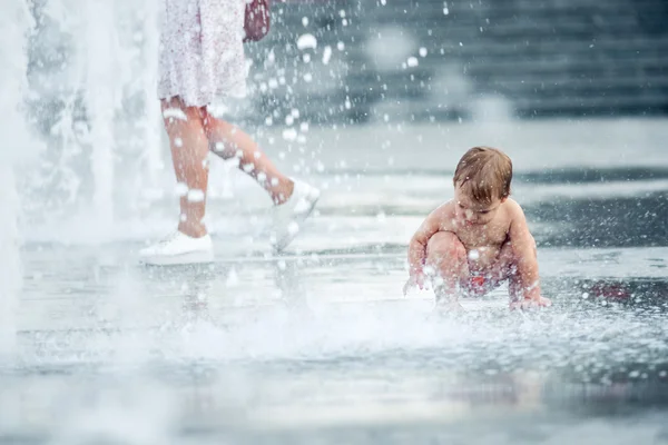 Baby in the fountain — Stock Photo, Image