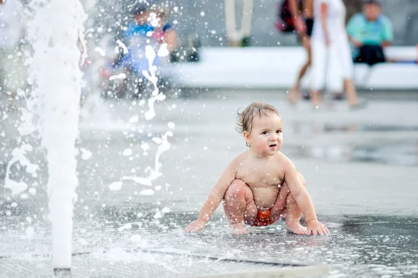 Bebê na fonte — Fotografia de Stock