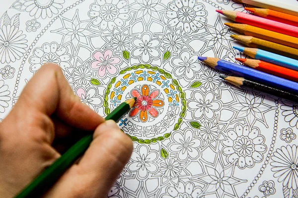 Livre de coloriage anti-stress dans le processus de dessin — Photo