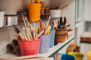 Çömlekçilik çalışma odasından ayrıntılar - fırçalar ve aletler